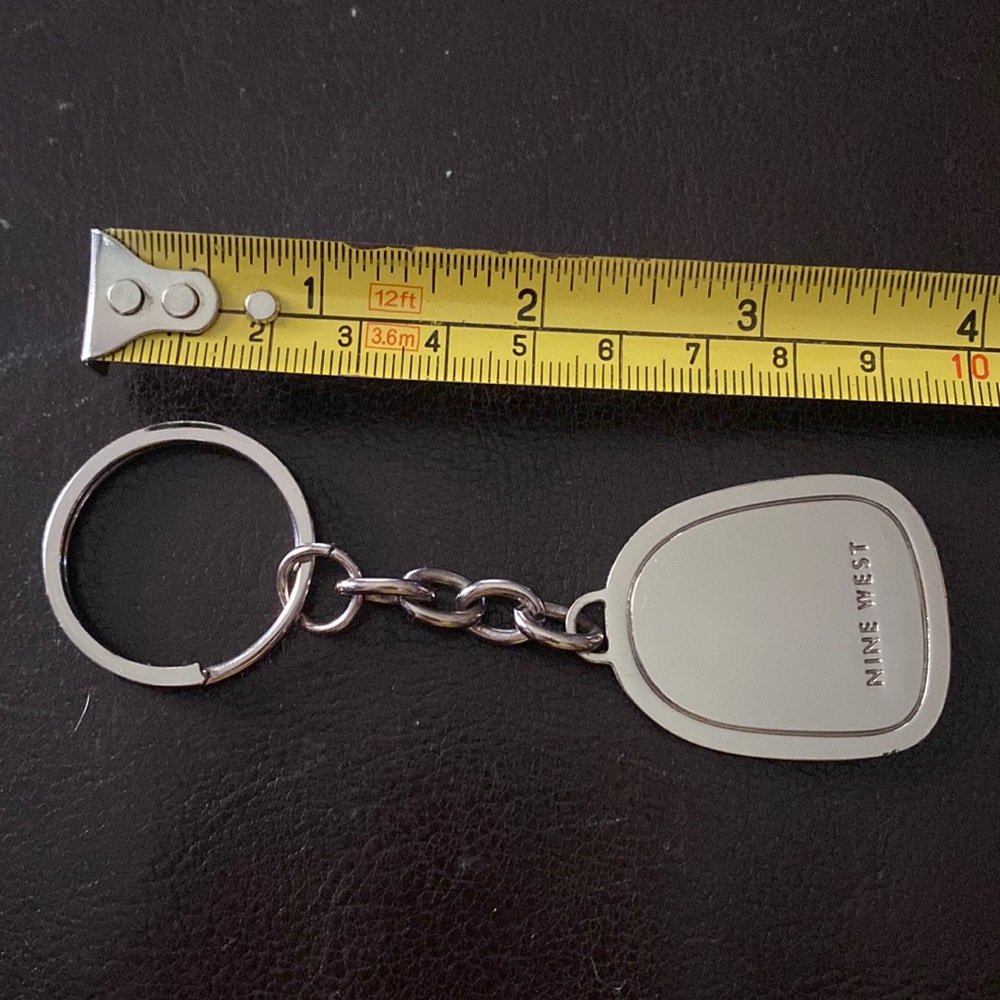 Nine West charm for bag or Keychain silver tone metal 3,5” in good condition - Picture 4 of 6